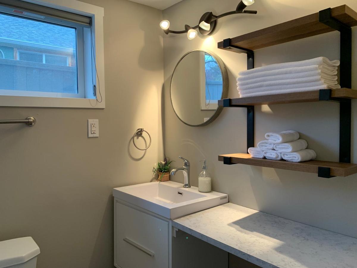 Cheerful Home Close To Downtown Kelowna Ngoại thất bức ảnh